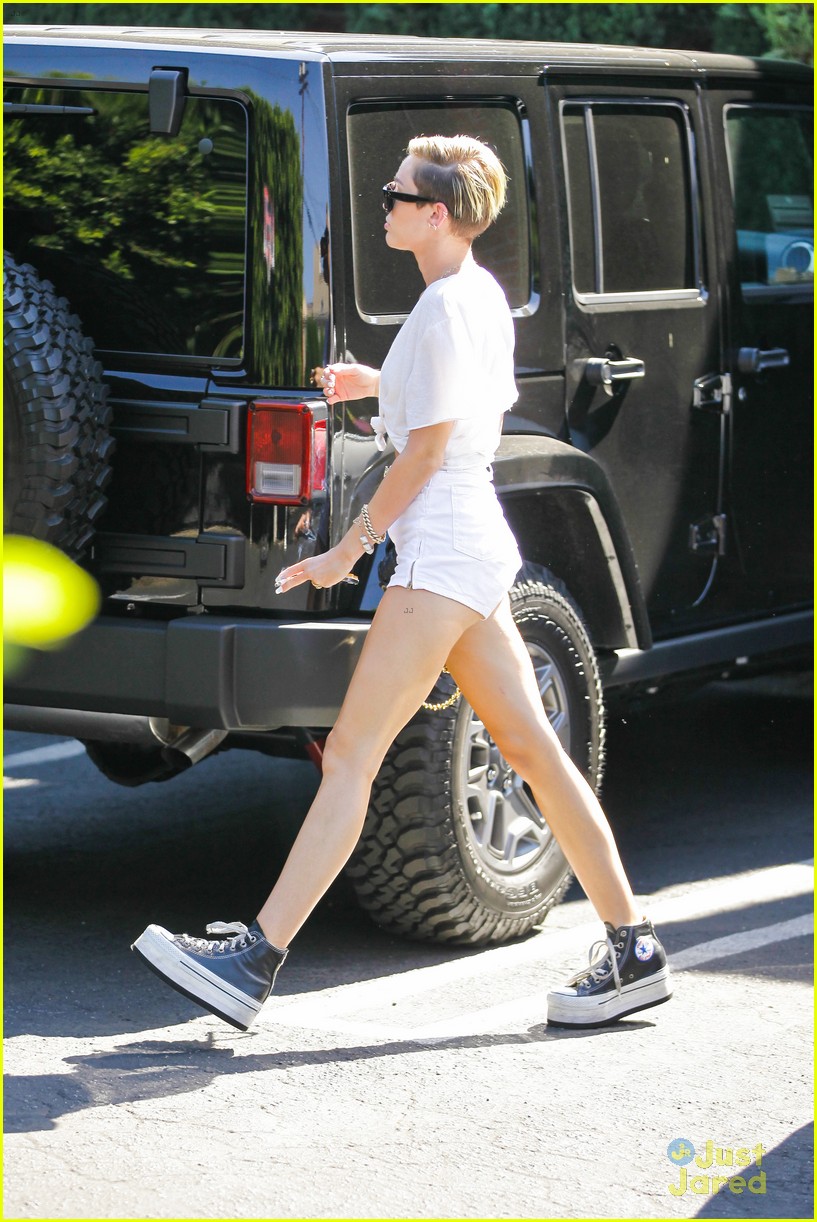 Miley Cyrus: Studio Session Following 'Bangerz' Release Date News