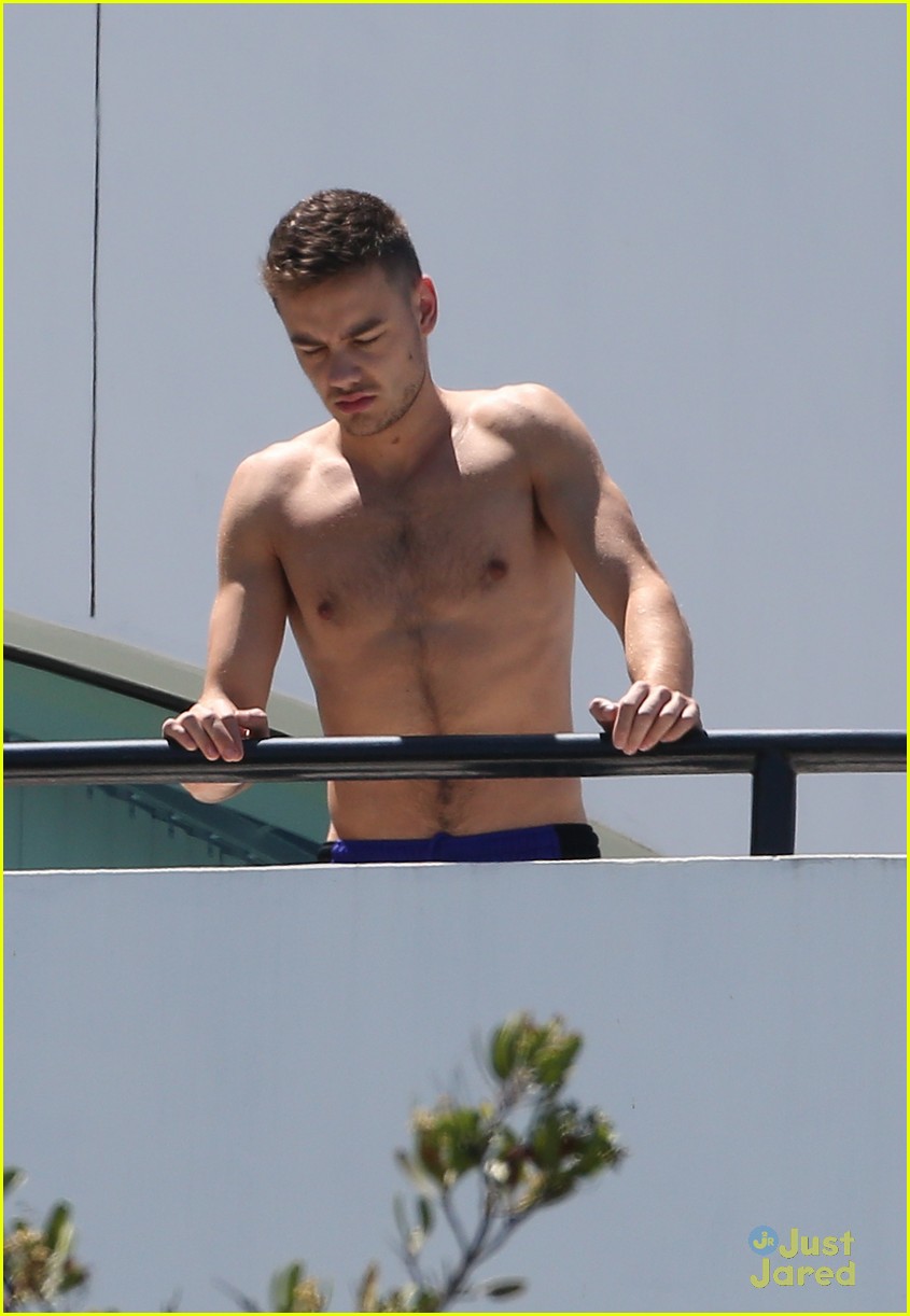 Liam Payne: Shirtless on Hotel Balcony!