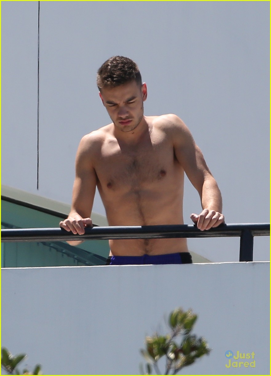 Liam Payne: Shirtless on Hotel Balcony!