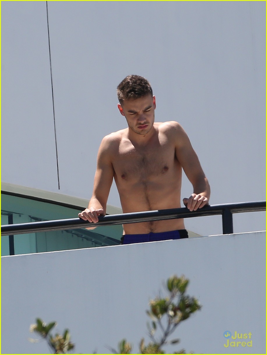 Liam Payne: Shirtless on Hotel Balcony!