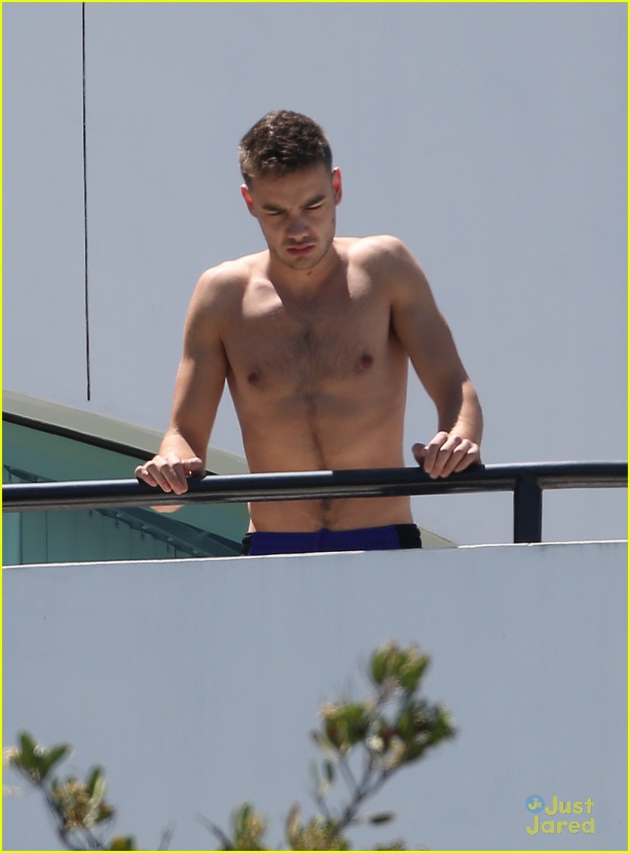 Liam Payne: Shirtless on Hotel Balcony!