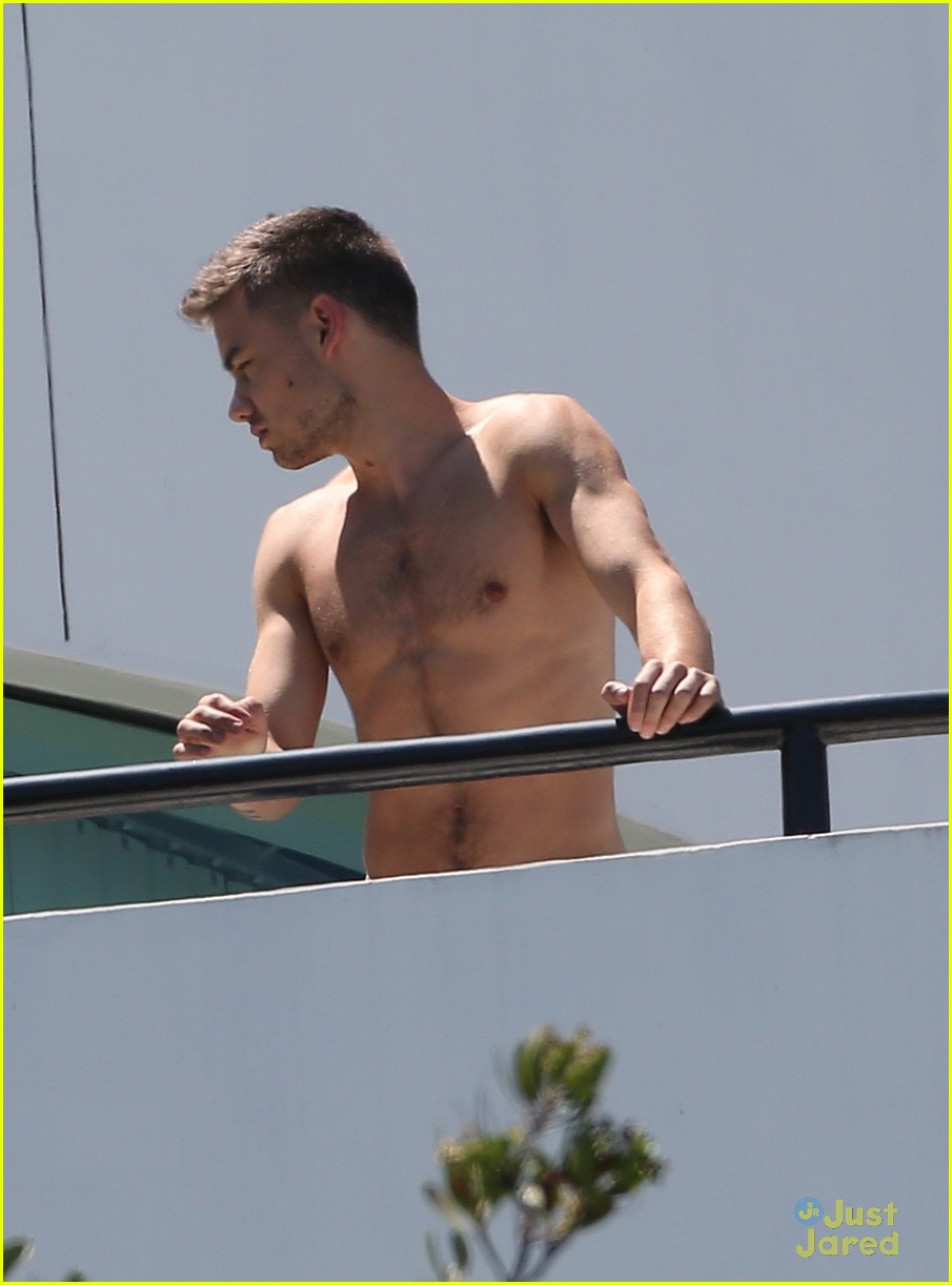 Liam Payne: Shirtless on Hotel Balcony!