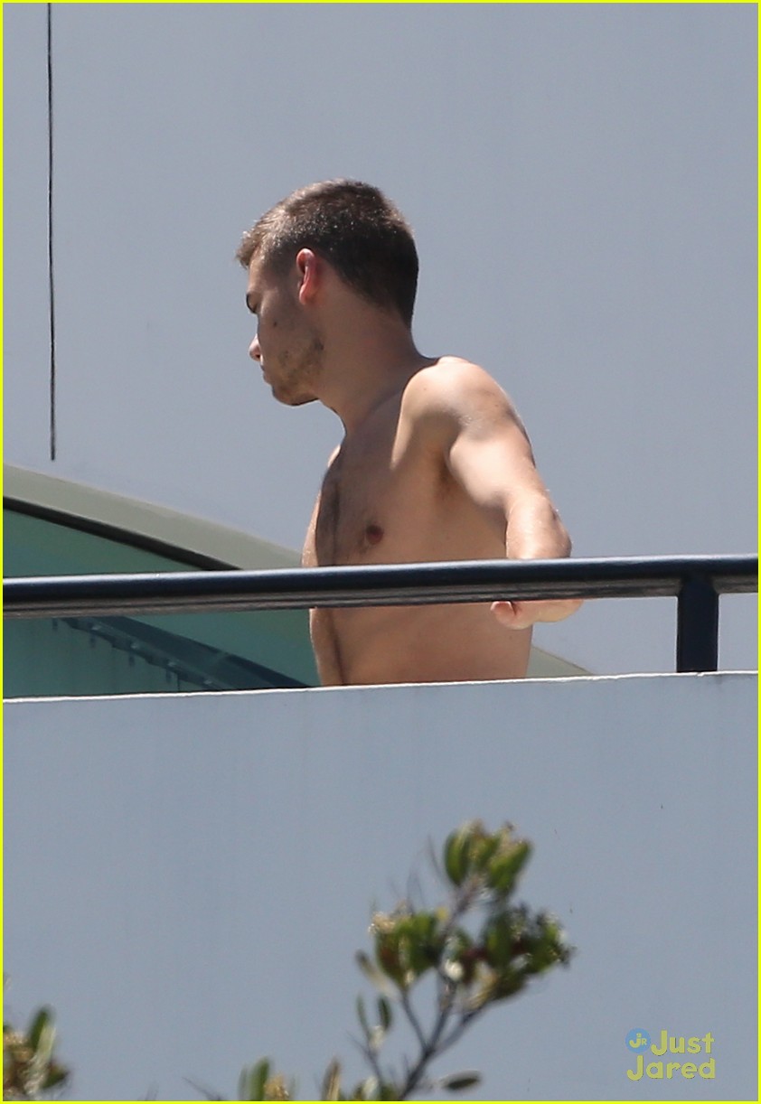 Liam Payne: Shirtless on Hotel Balcony!