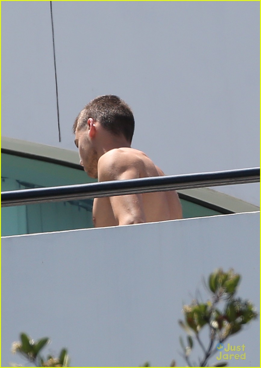 Liam Payne: Shirtless on Hotel Balcony!