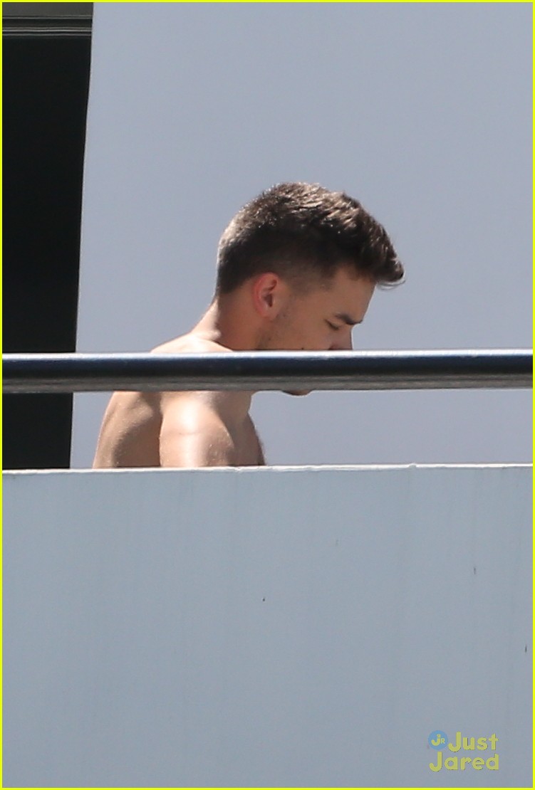 Liam Payne: Shirtless on Hotel Balcony!