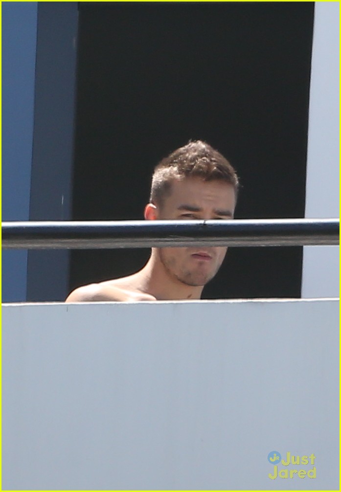 Liam Payne: Shirtless on Hotel Balcony!
