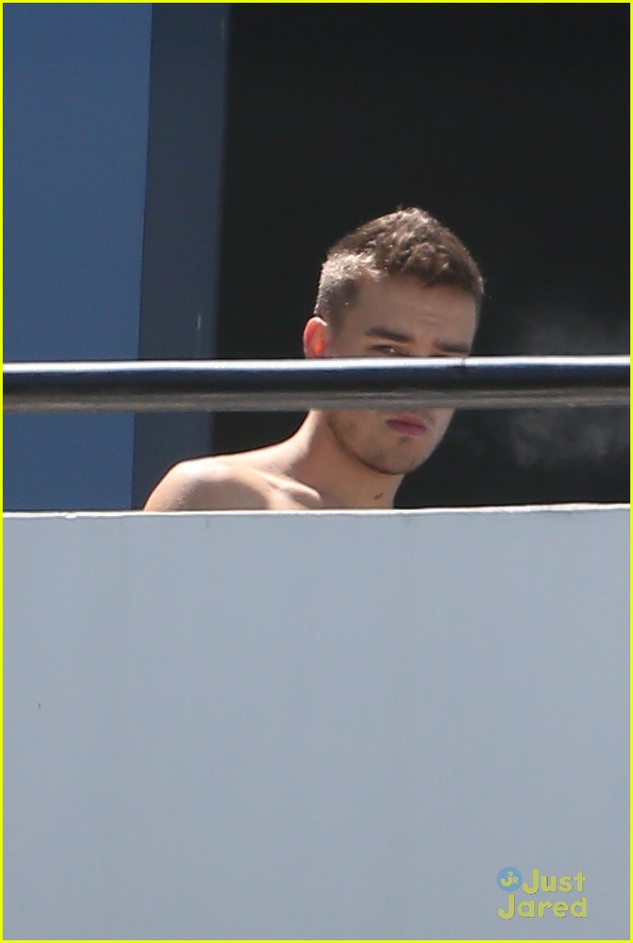 Liam Payne: Shirtless on Hotel Balcony!