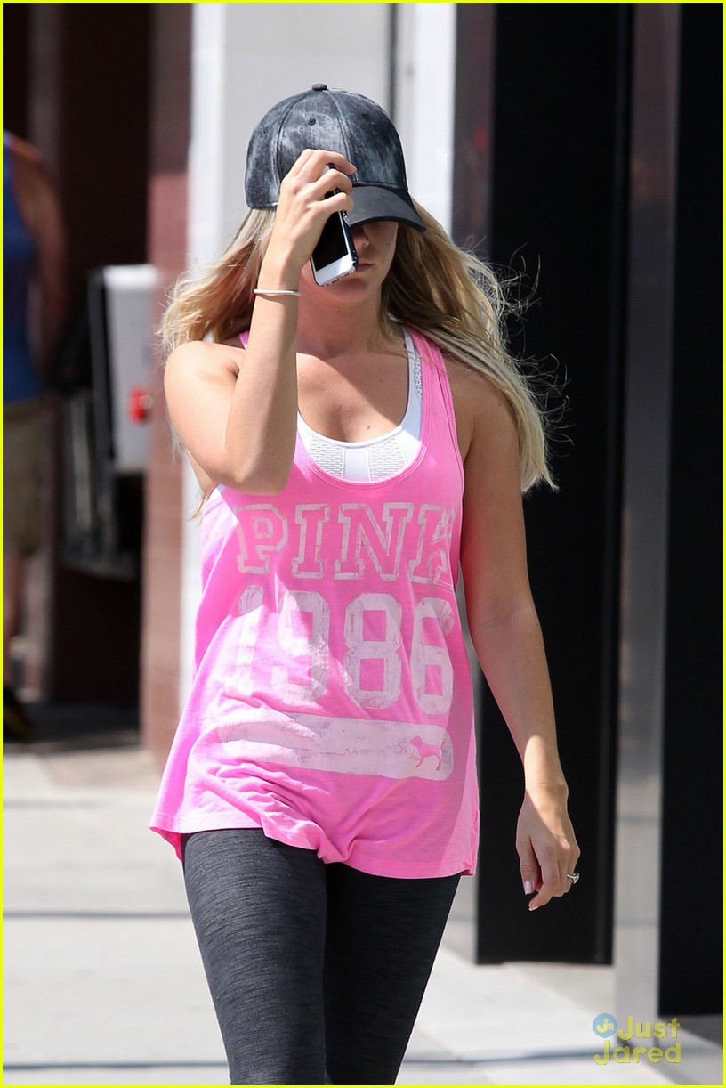 Ashley Tisdale: Shopping with Mom Lisa