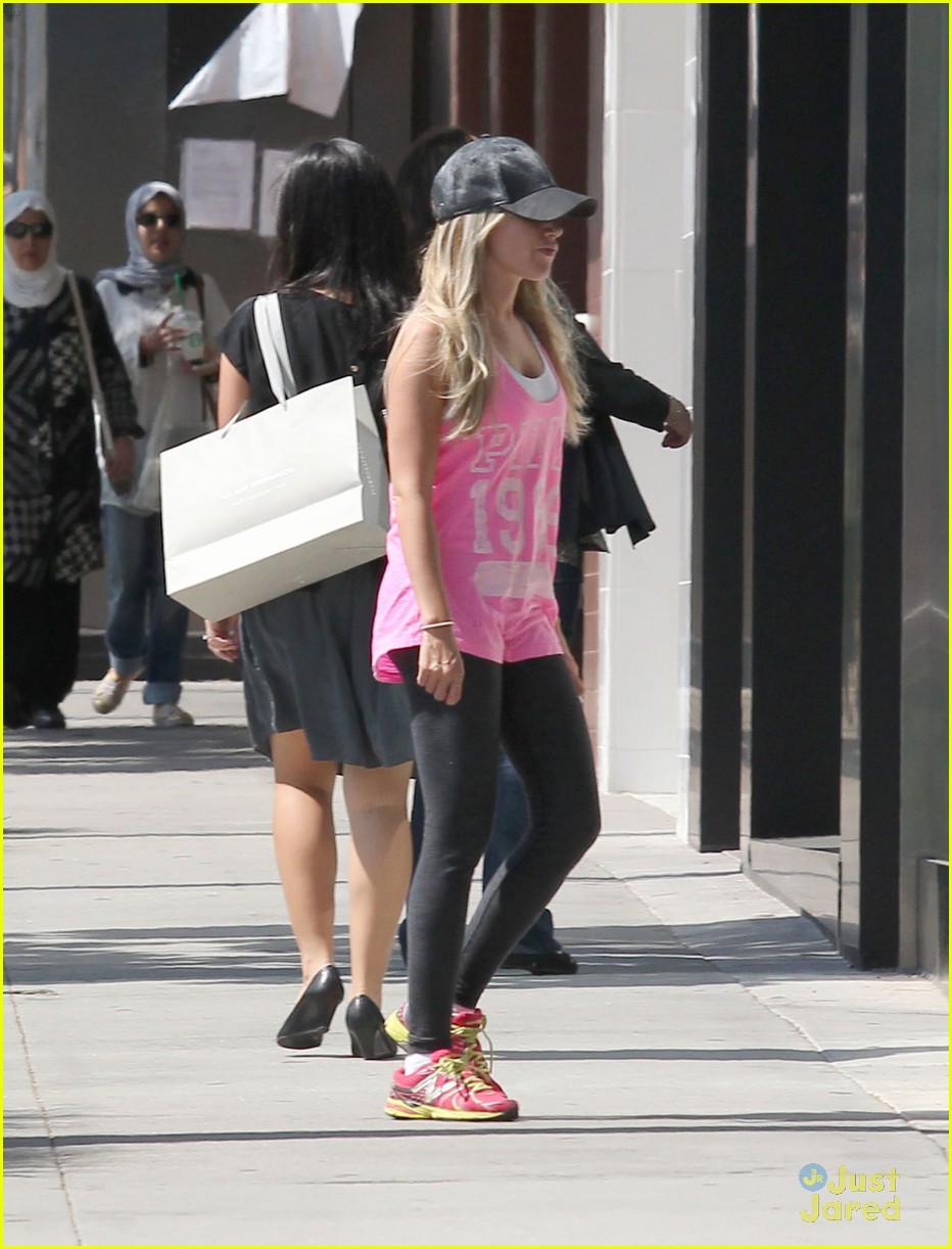 Ashley Tisdale: Shopping with Mom Lisa