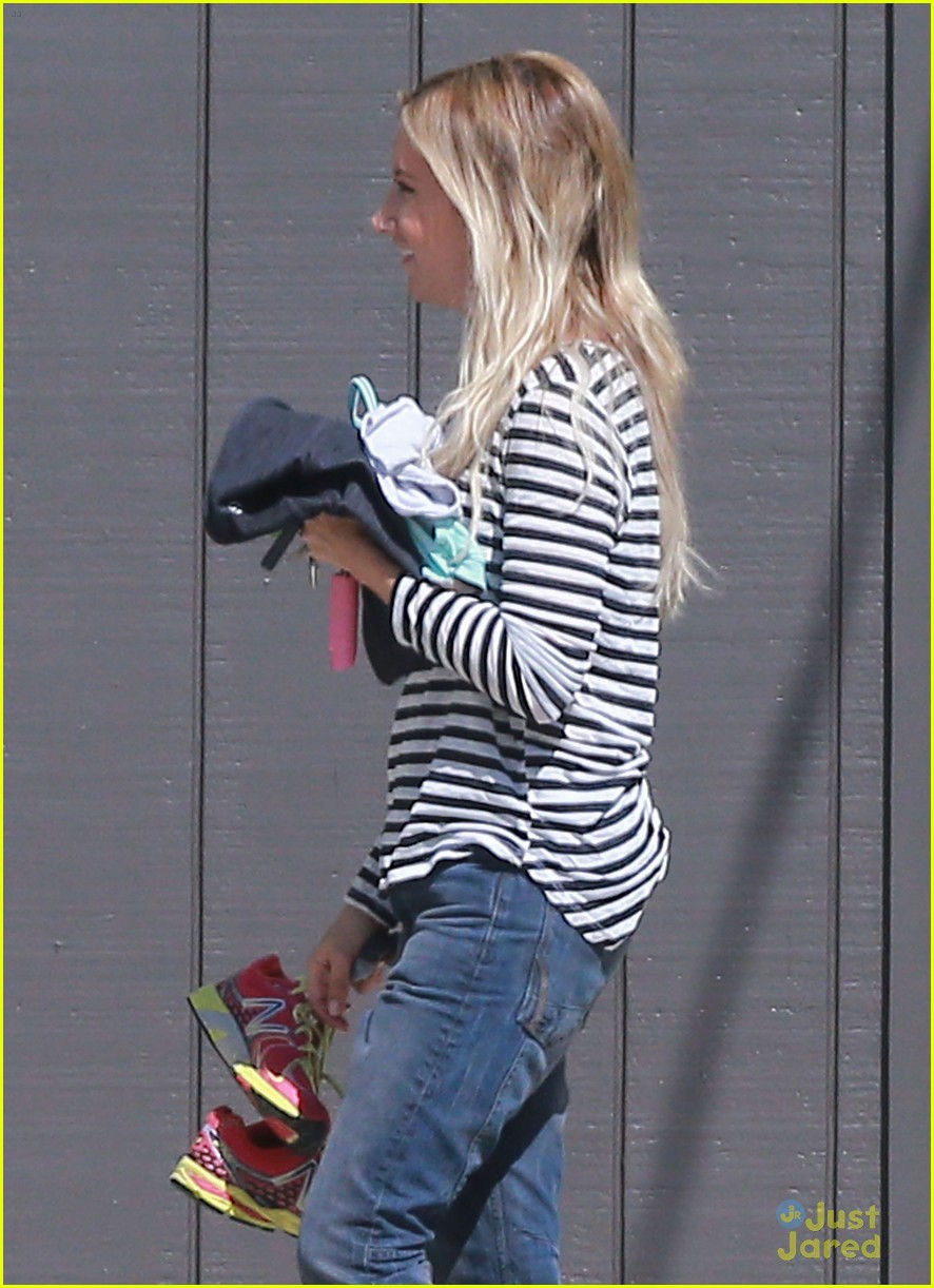Ashley Tisdale: Shopping with Mom Lisa
