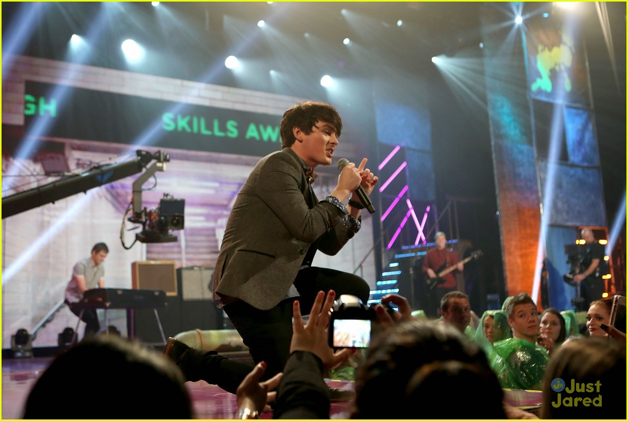 Brad Kavanagh Performs New Song 'Window' at Fruit Shoot Skill Awards 2013