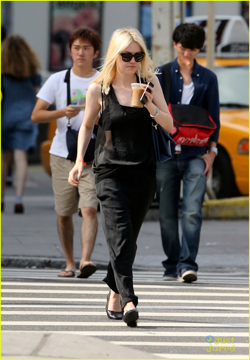 Dakota Fanning: Toronto Airport Arrival