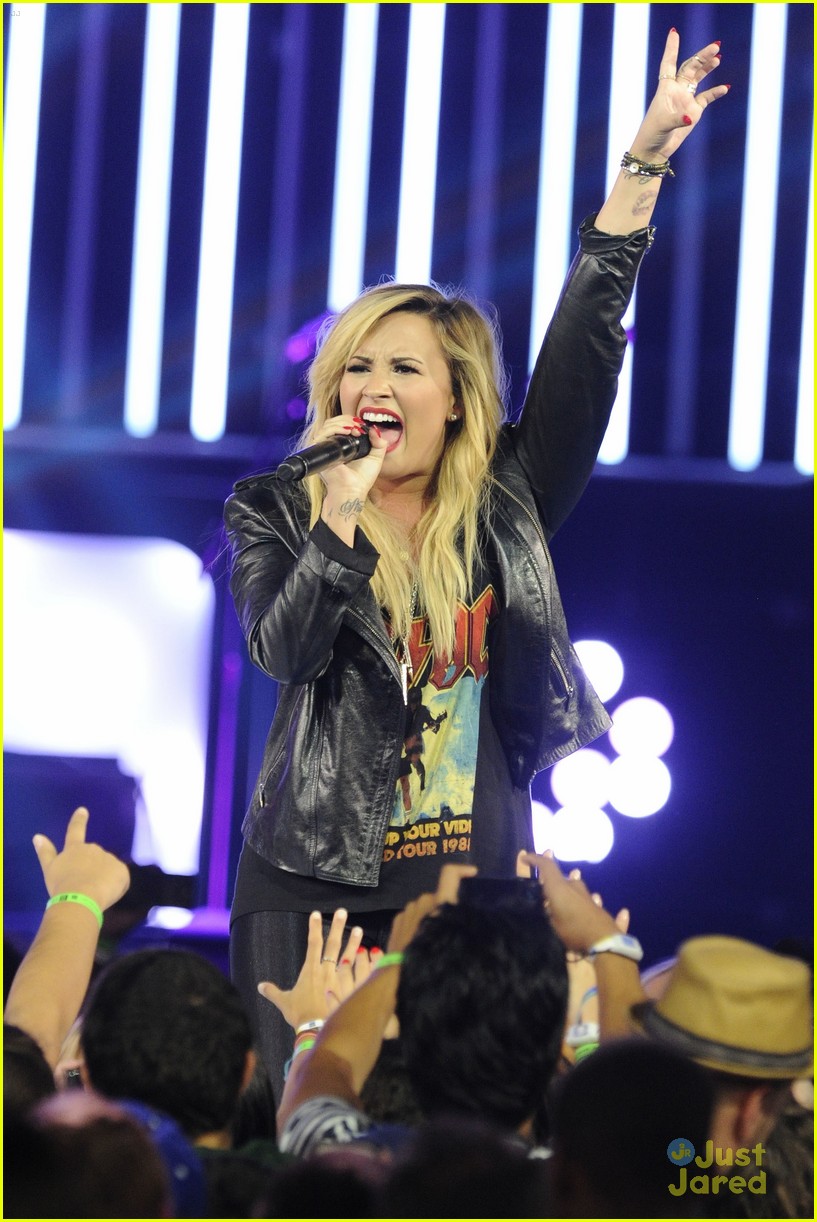 Demi Lovato & Joe Jonas: We Day 2013!
