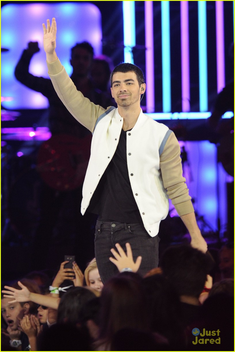 Demi Lovato & Joe Jonas: We Day 2013!