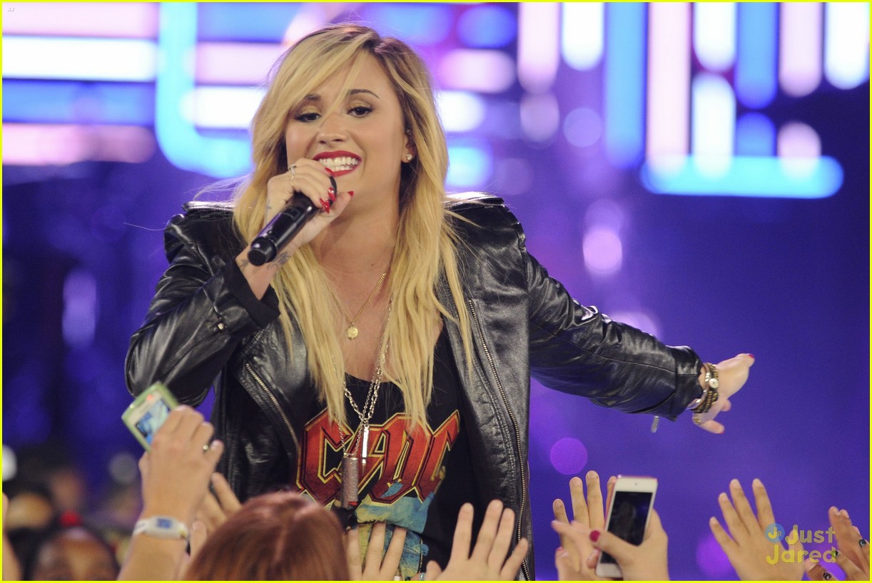 Demi Lovato & Joe Jonas: We Day 2013!