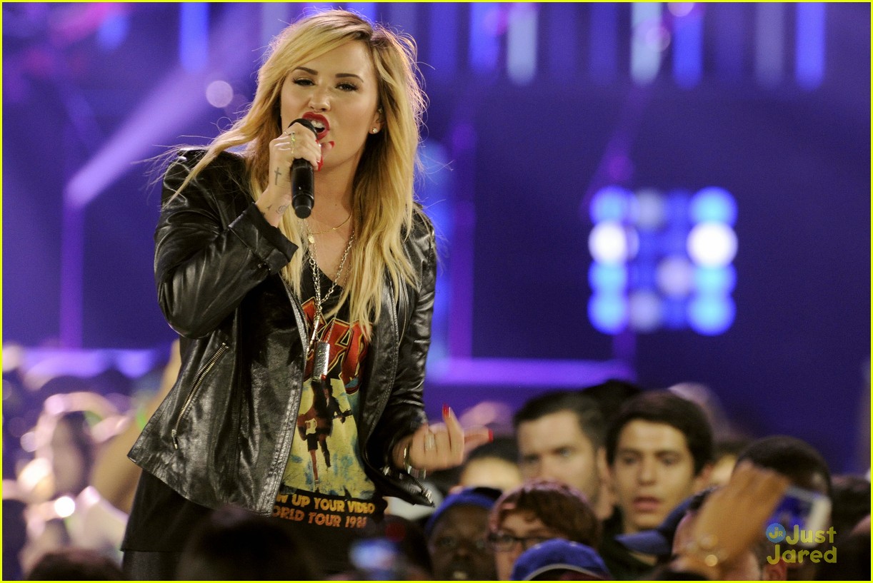 Demi Lovato & Joe Jonas: We Day 2013!