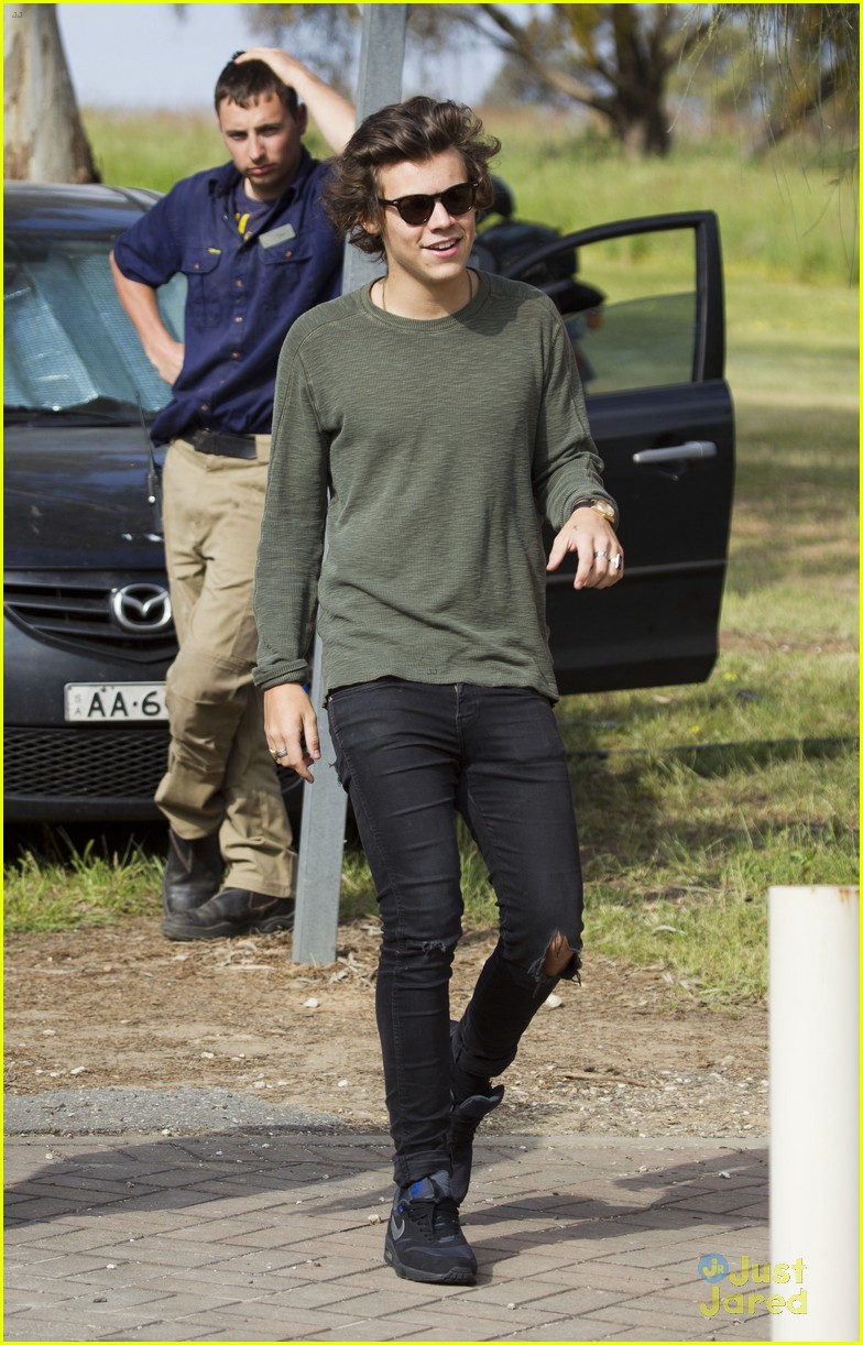 Harry Styles Holds Adorable Baby Fan in Australia