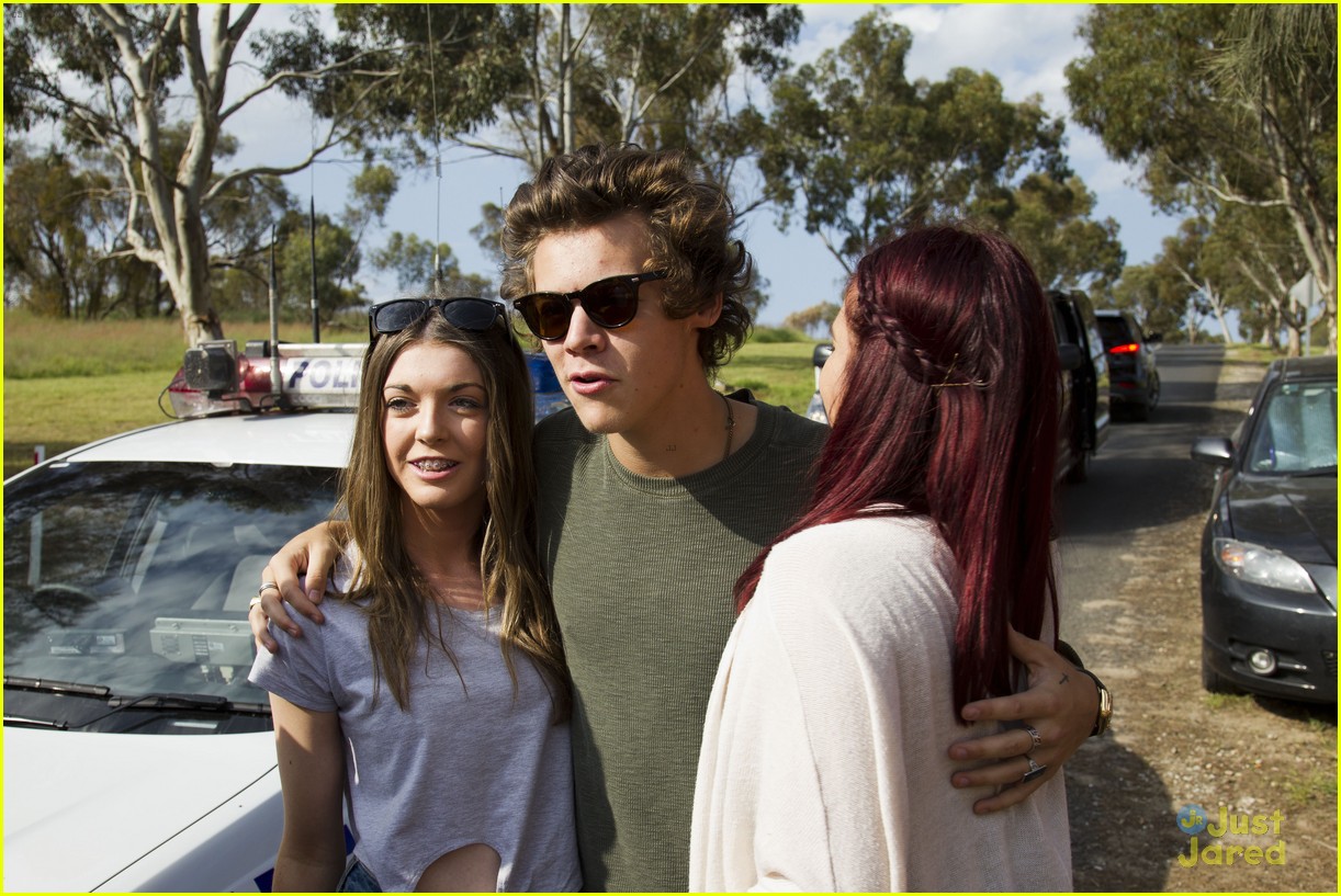 Harry Styles Holds Adorable Baby Fan in Australia