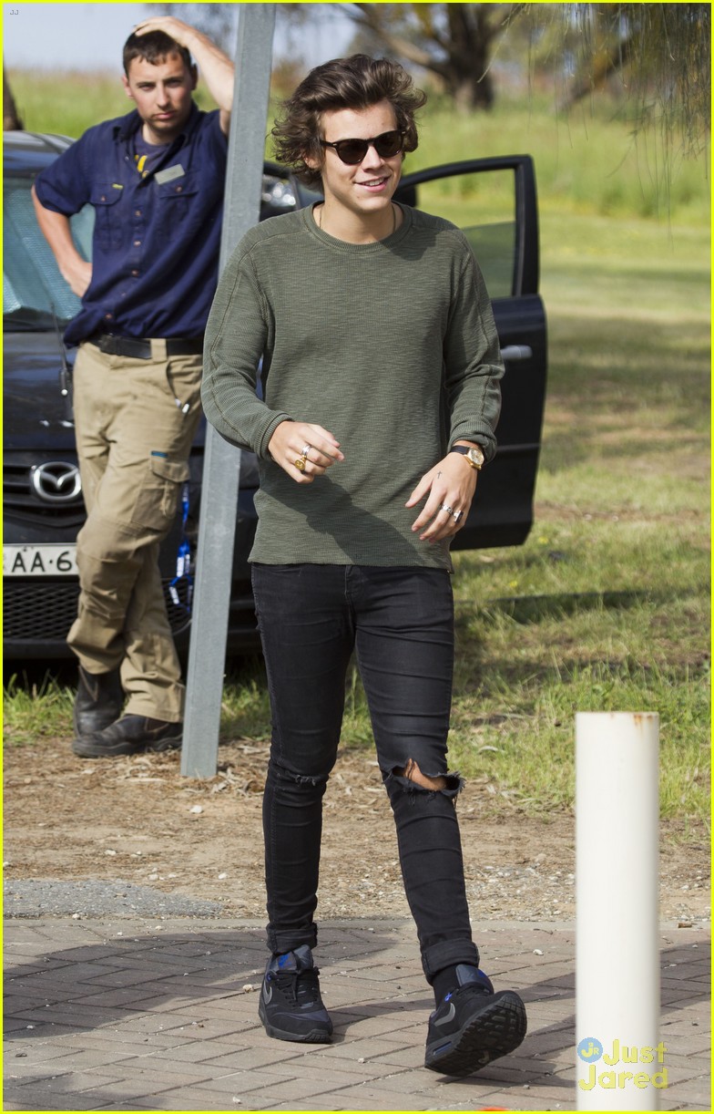 Harry Styles Holds Adorable Baby Fan in Australia