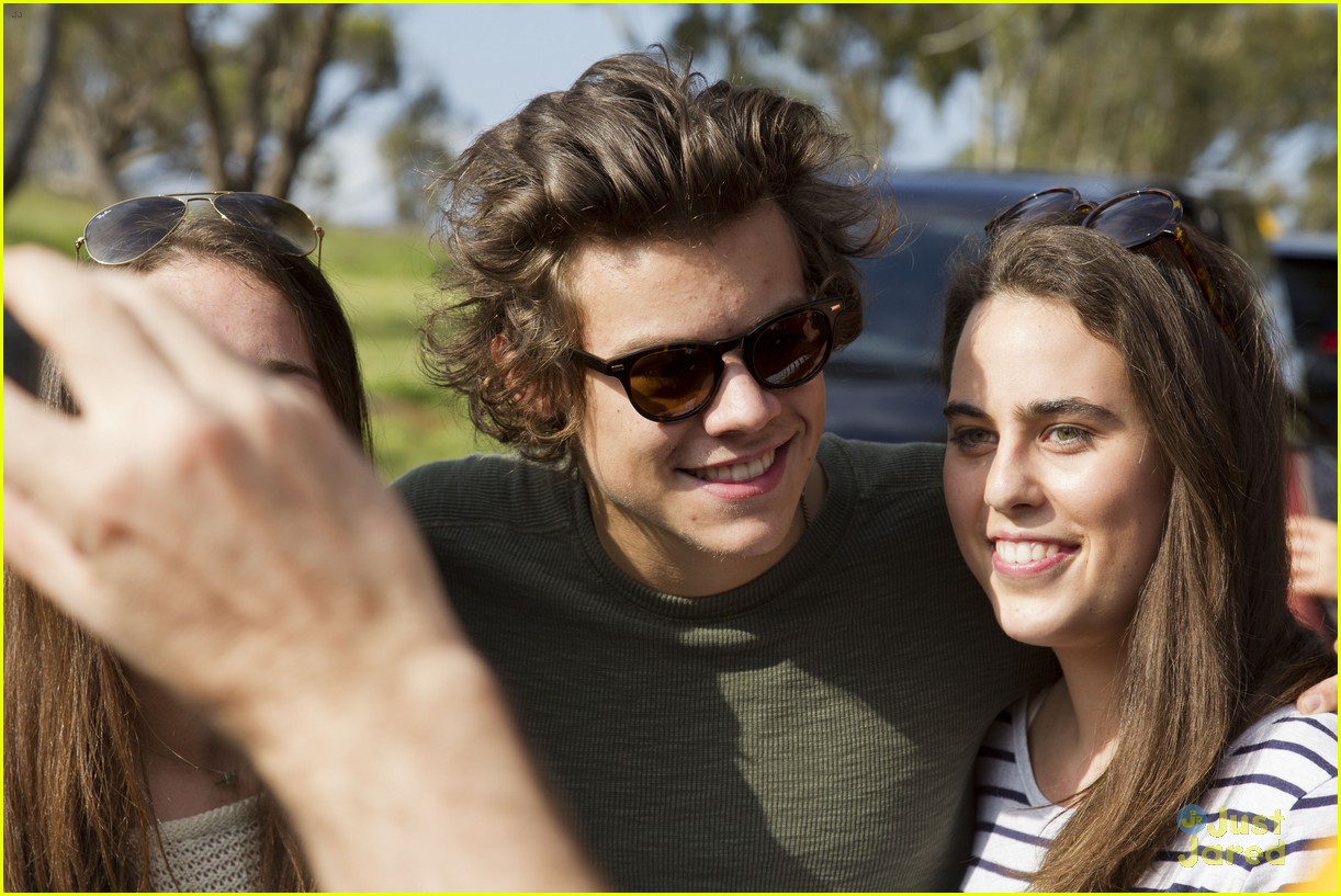Harry Styles Holds Adorable Baby Fan in Australia