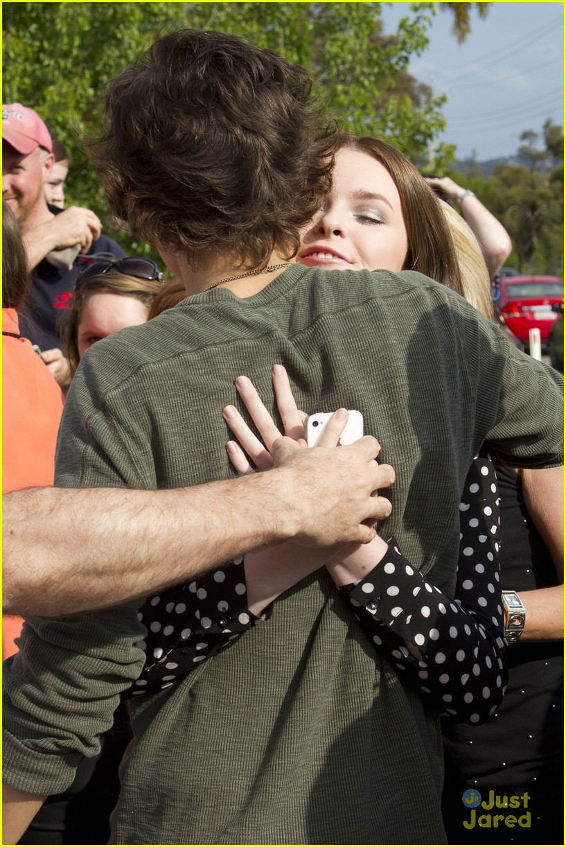 Harry Styles Holds Adorable Baby Fan in Australia