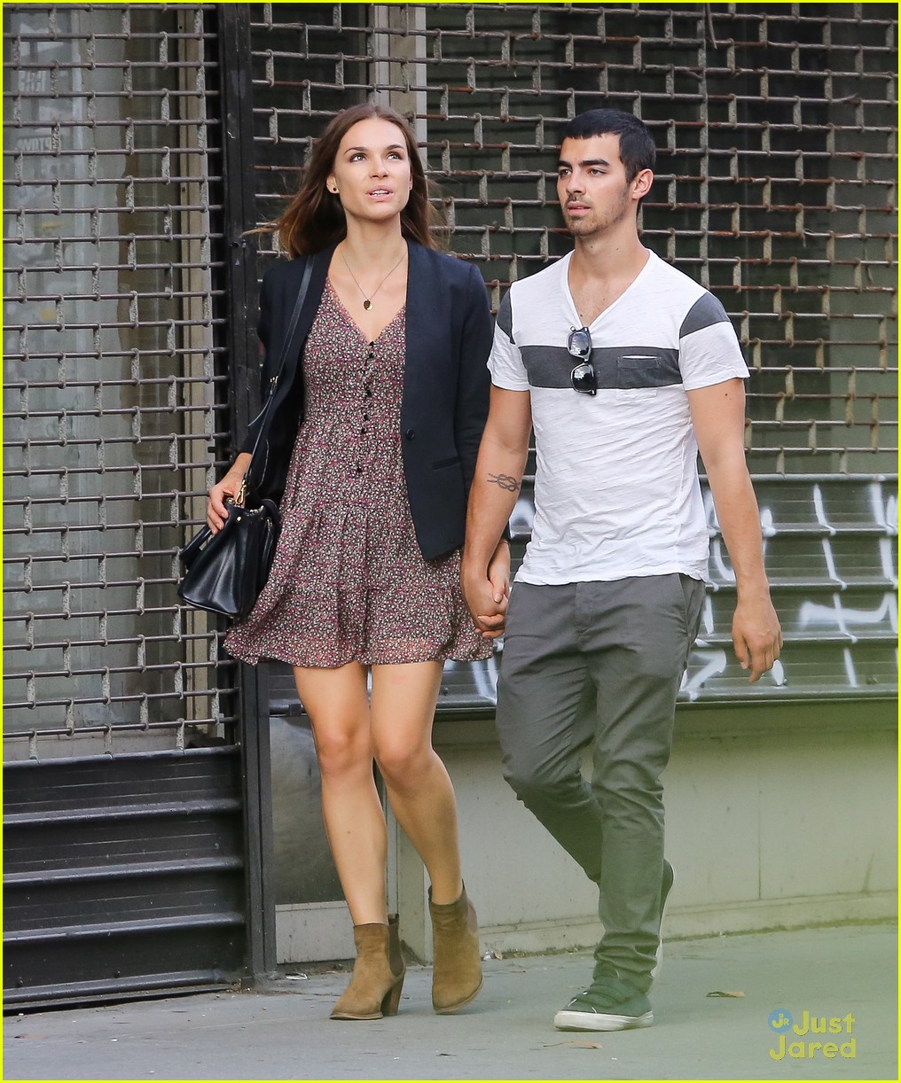Joe Jonas & Blanda Eggenschwiler: Hand-in-Hand in NYC