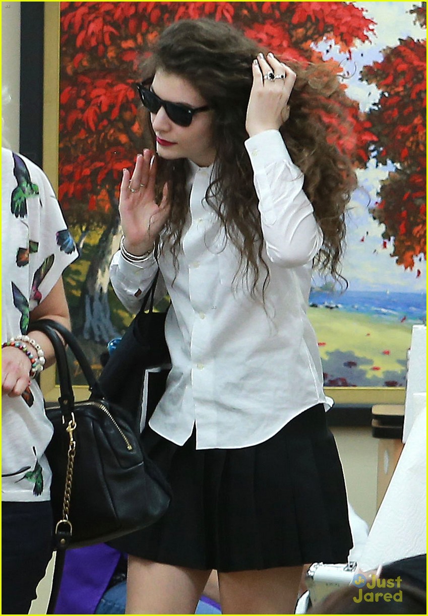 Lorde: Nail Salon Stop Before Hollywood Show