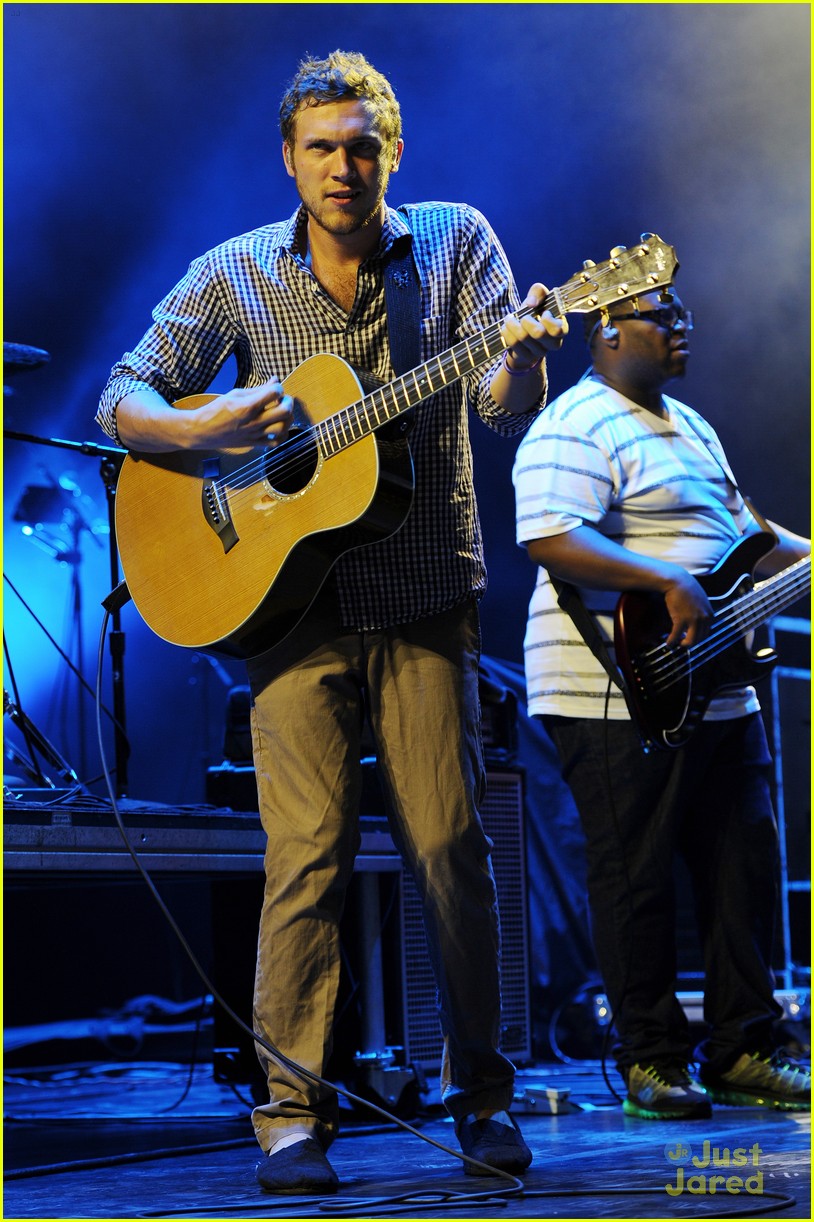 Phillip Phillips: 'World From Side of the Moon' Goes Platinum