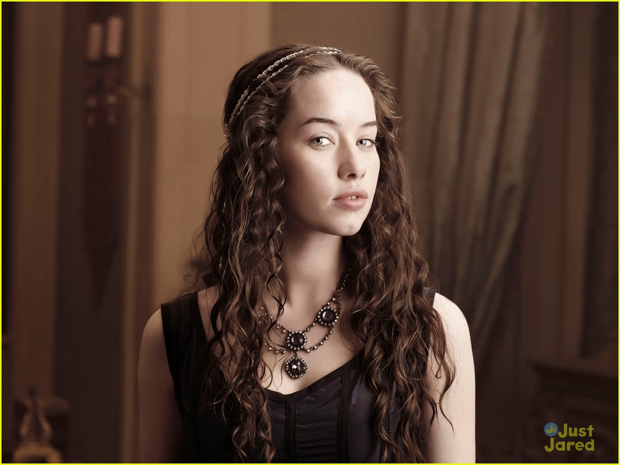 'Reign': New Cast Pics & Preview!