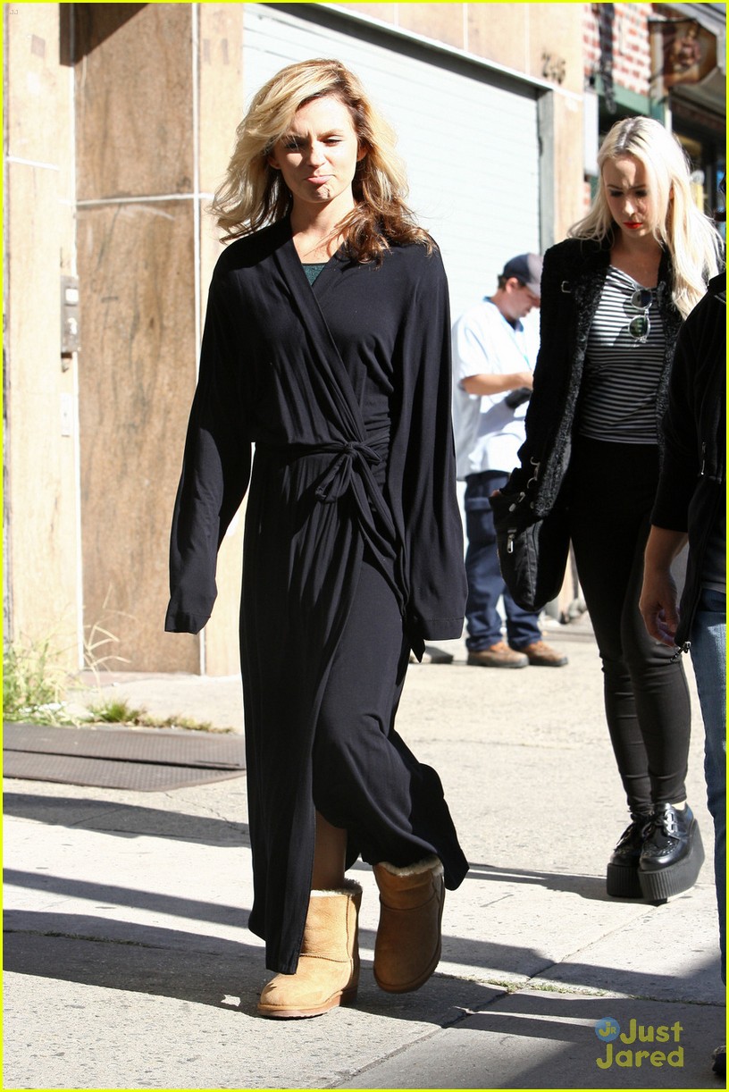 AnnaSophia Robb & Lindsey Gort: Museum Stop for 'Carrie Diaries'