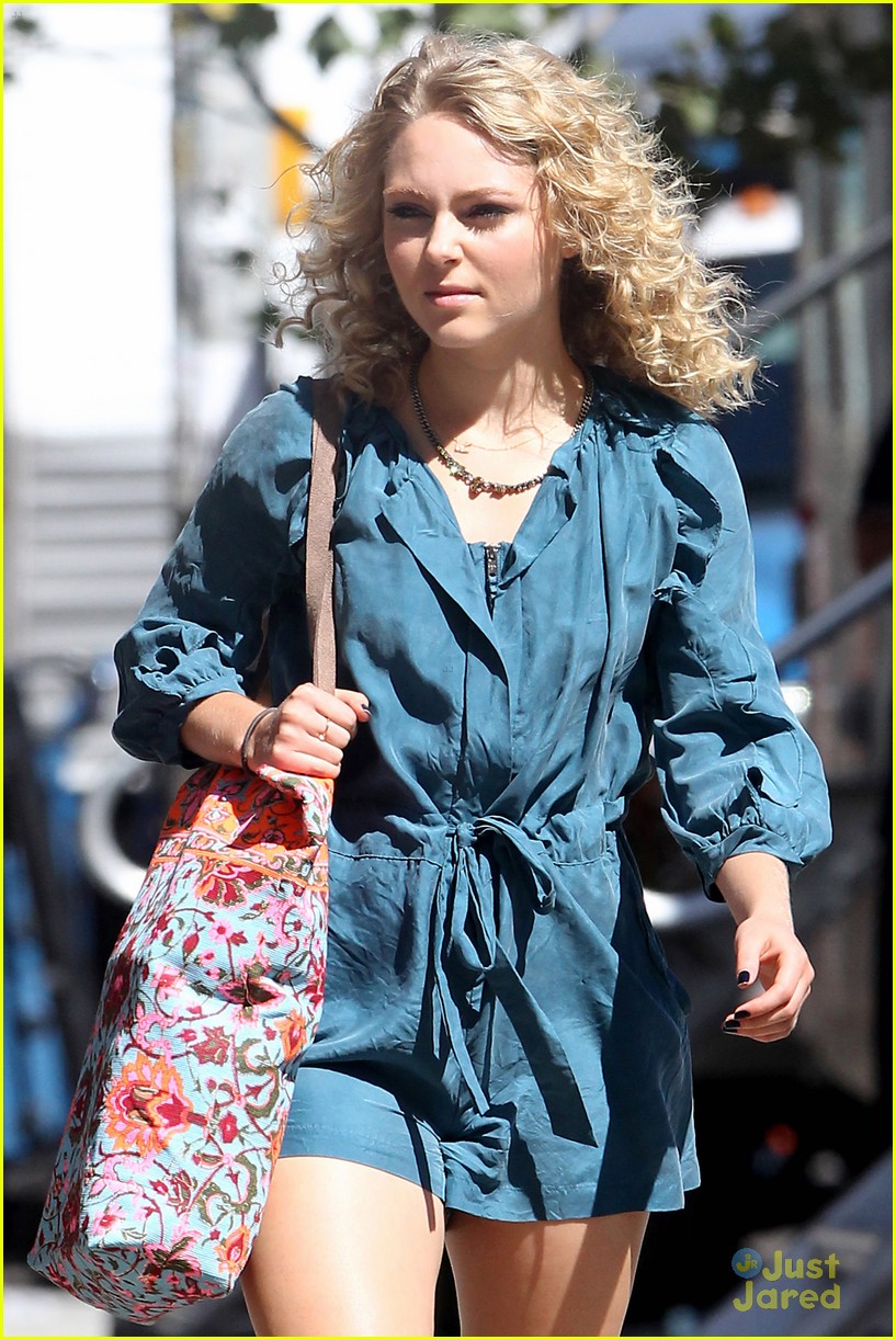 AnnaSophia Robb & Lindsey Gort: Museum Stop for 'Carrie Diaries'