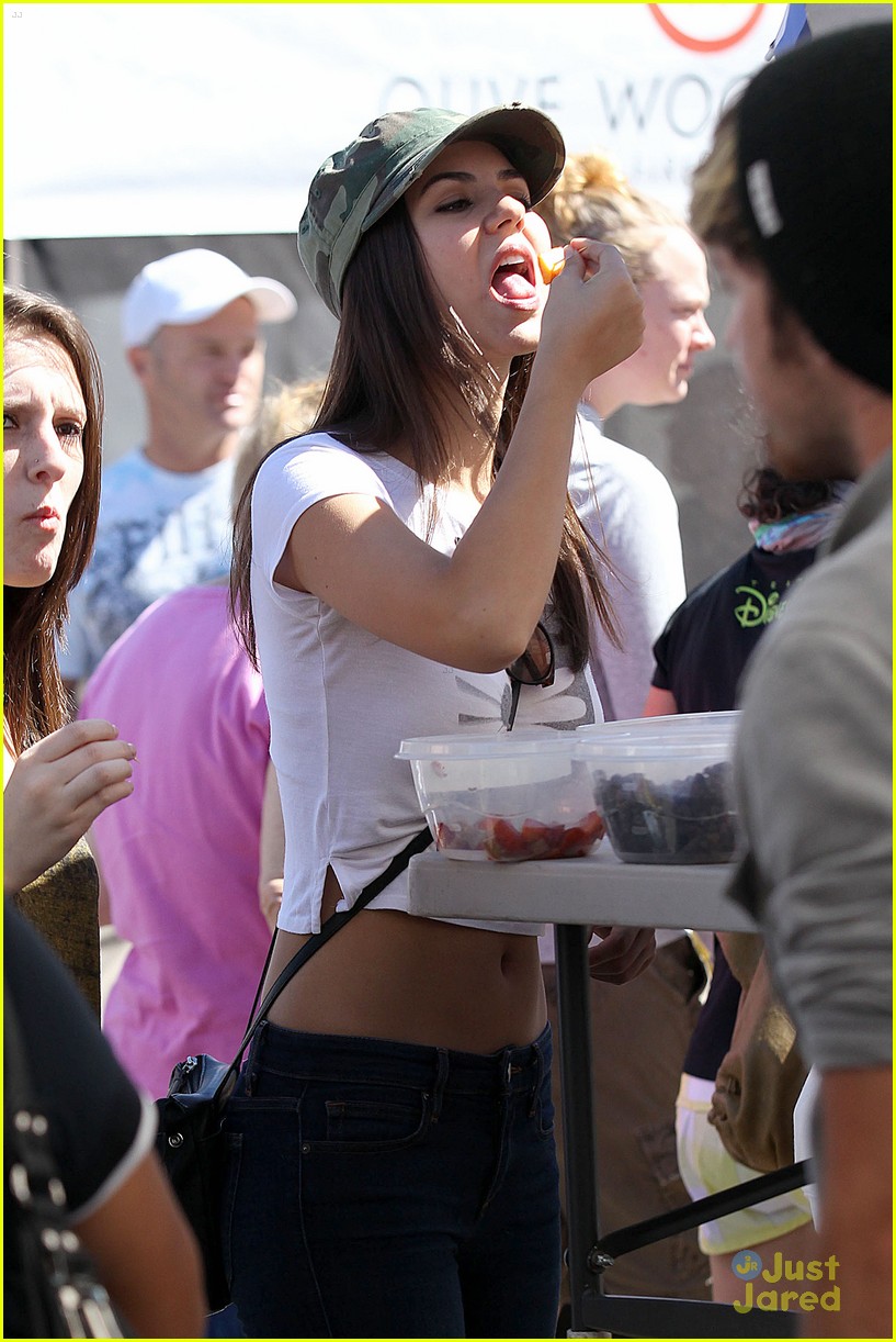 Victoria Justice: Farmer's Market Stop