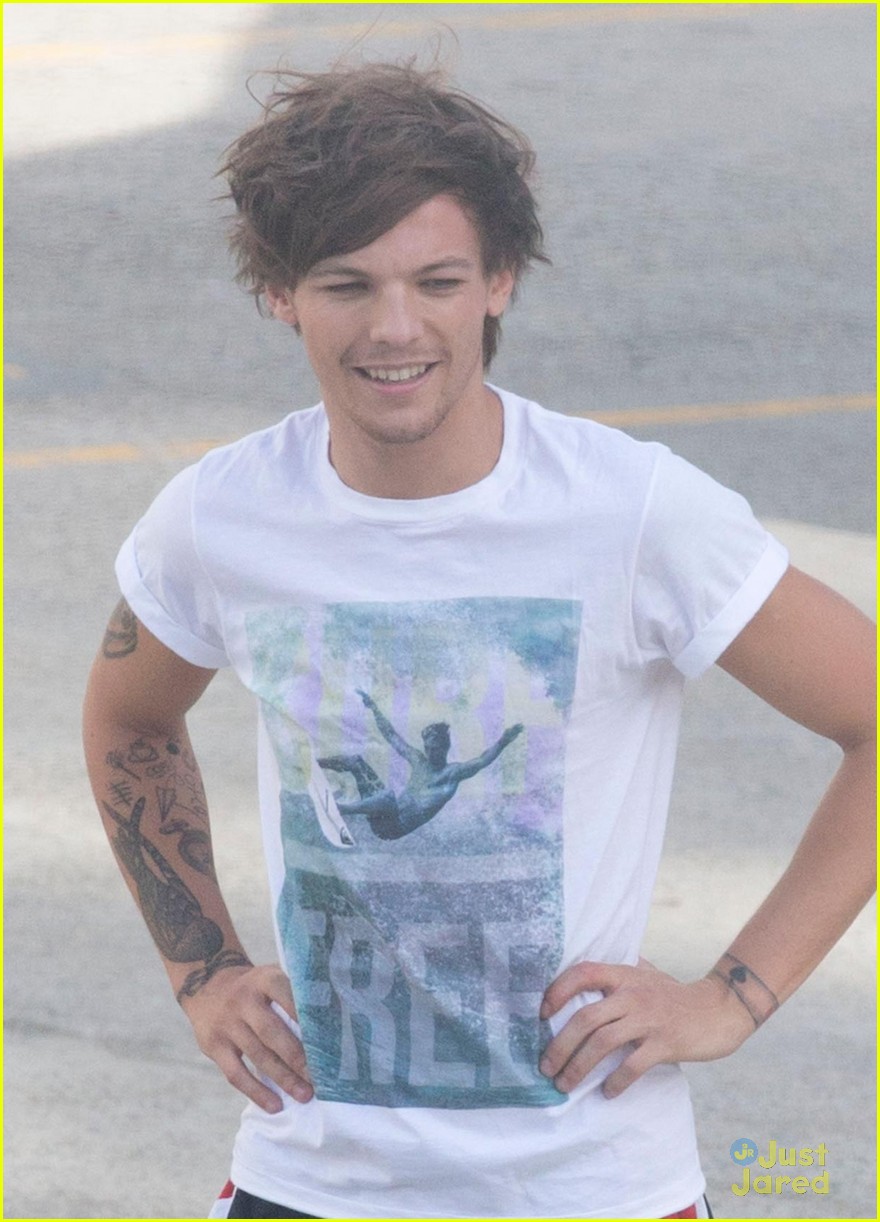 Niall Horan: Backstage Soccer with Louis Tomlinson!