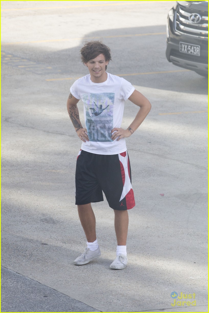 Niall Horan: Backstage Soccer with Louis Tomlinson!