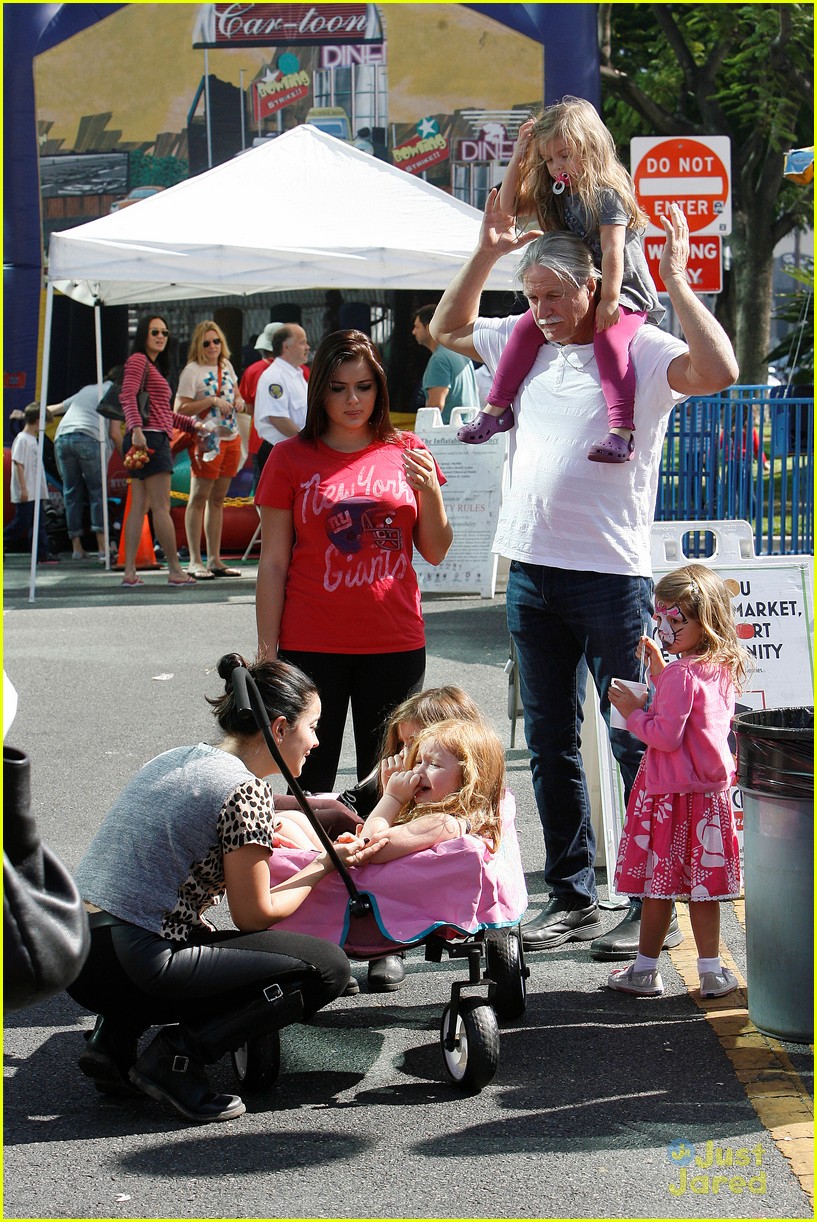 Ariel Winter: Temporary Tattoo at Farmer's Market!