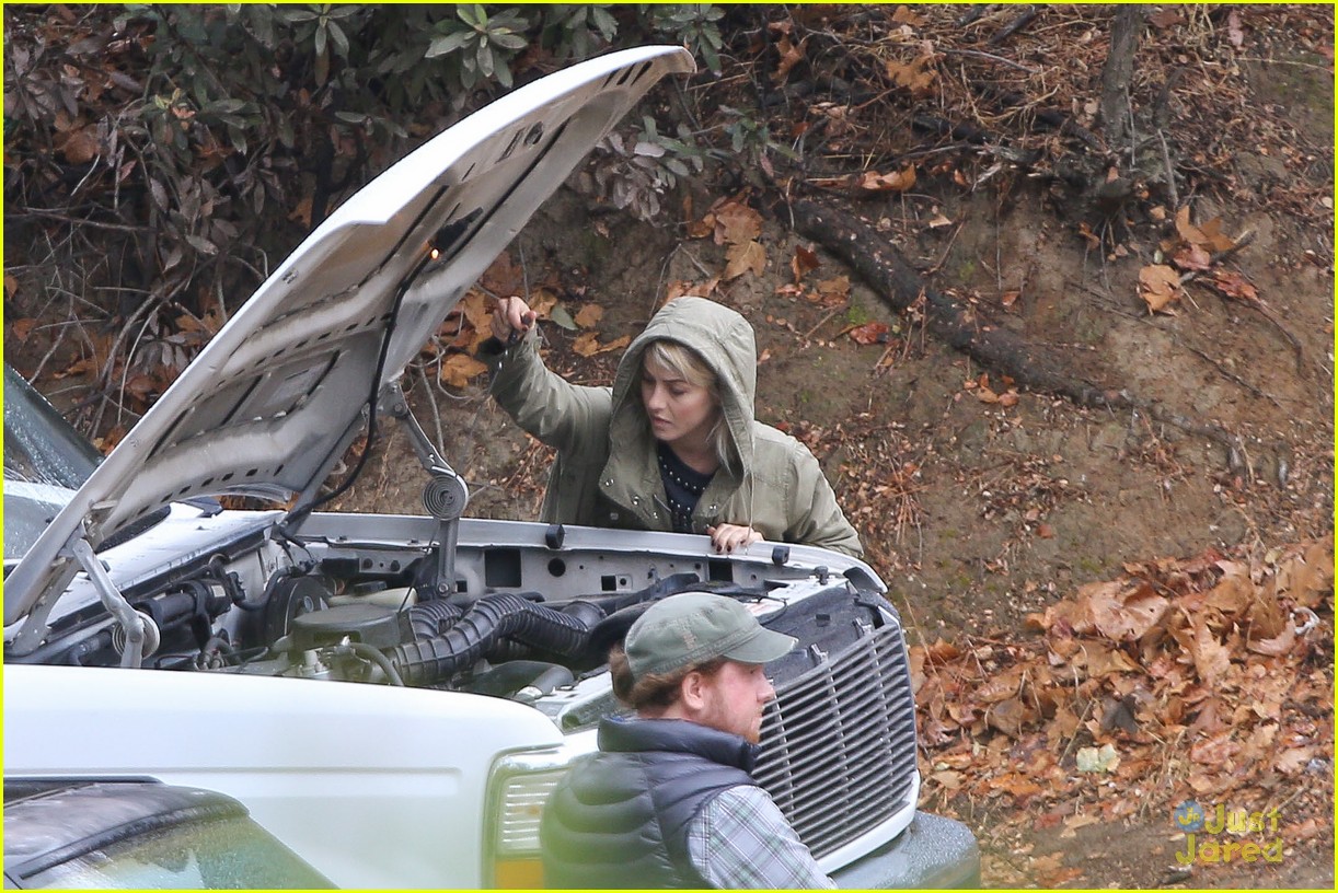 Julianne Hough: Car Trouble in the Park