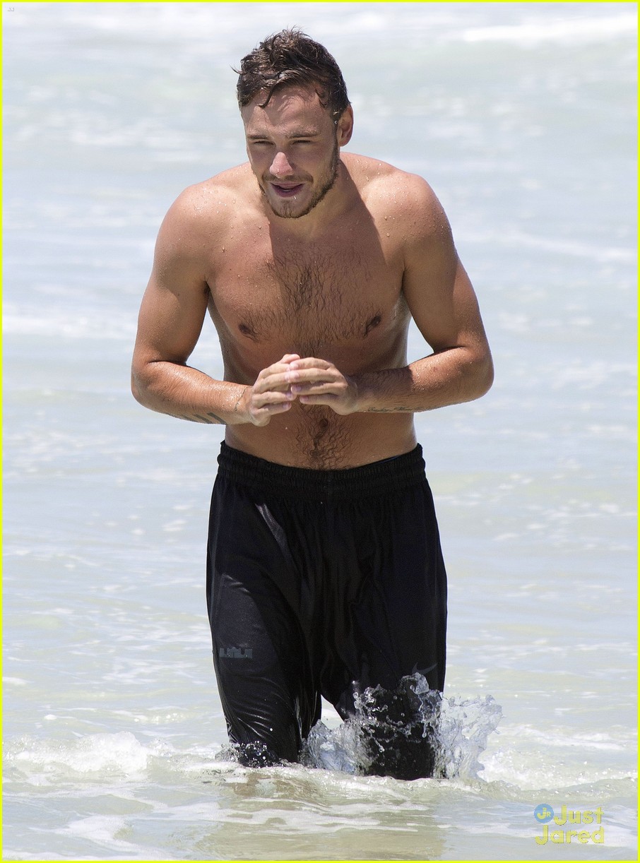 Liam Payne: Surfing Shirtless in Australia!