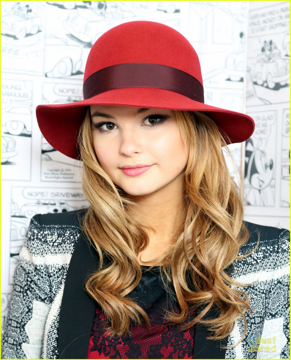 Stefanie Scott Greets Fans at Kangol Pop-Up Shop!