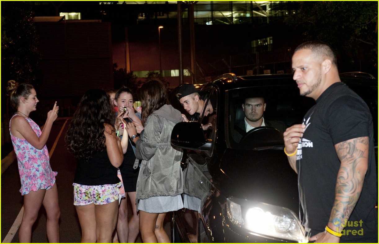 Justin Bieber: Fan Friendly Brisbane Arrival!