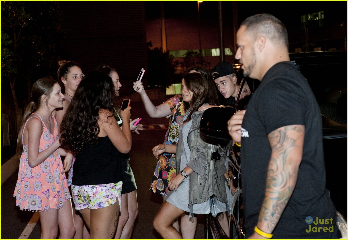 Justin Bieber: Fan Friendly Brisbane Arrival!