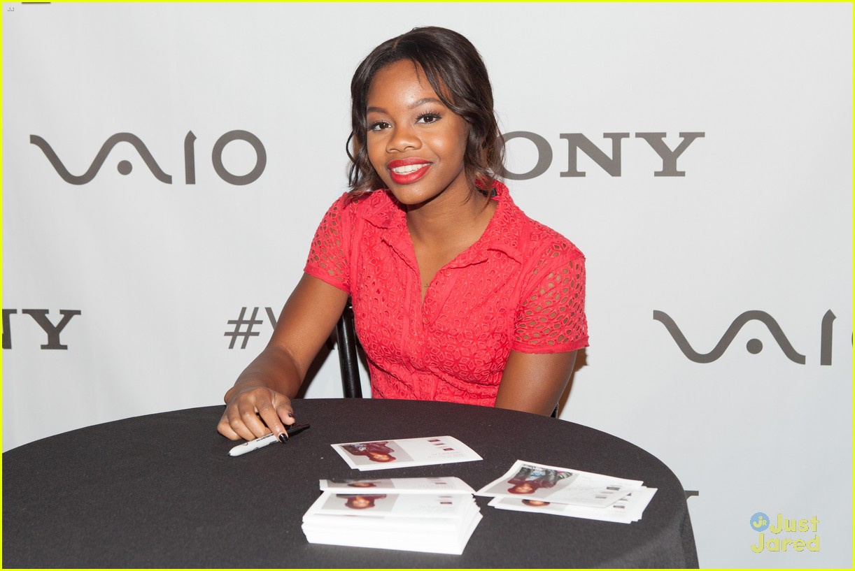 Gabby Douglas: Sony Store Meet & Greet