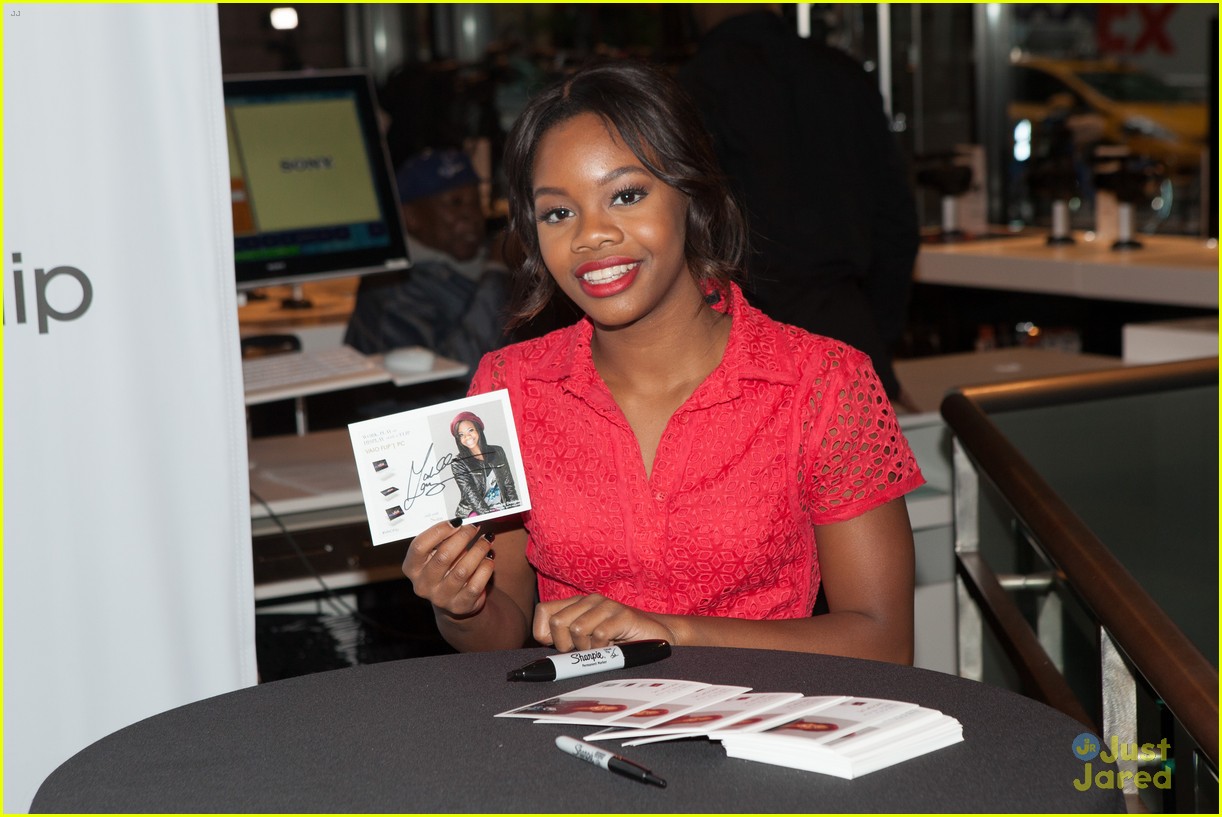 Gabby Douglas: Sony Store Meet & Greet