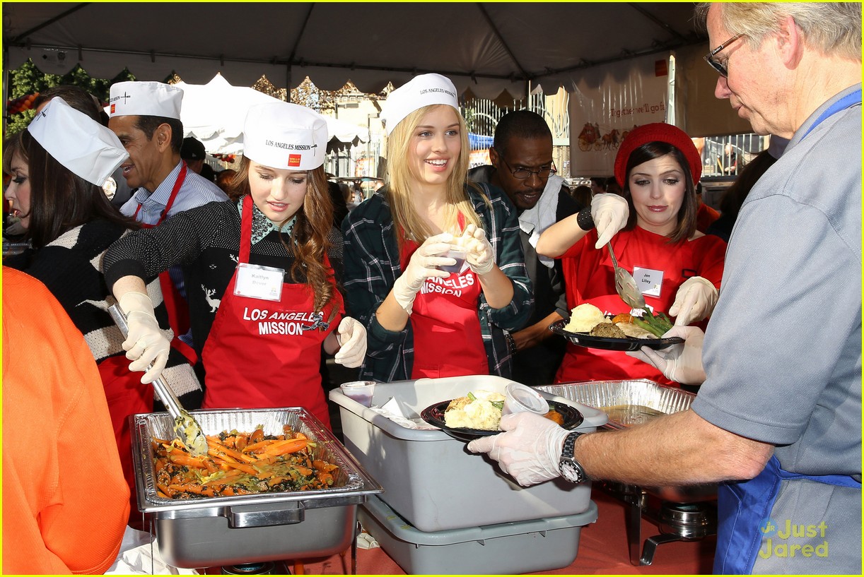 Kaitlyn Dever & Gracie Dzienny: LA Mission's Thanksgiving Lunch 2013