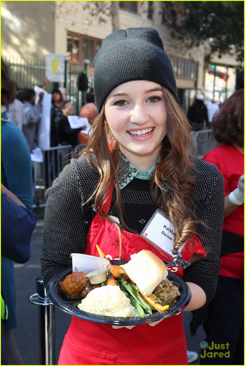 Kaitlyn Dever & Gracie Dzienny: LA Mission's Thanksgiving Lunch 2013