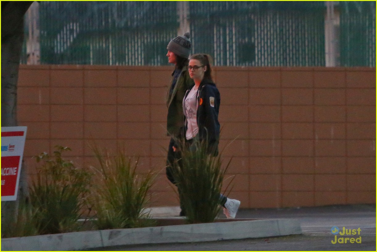 Kristen Stewart: Pre-Thanksgiving Hang Out with Taylor Lautner