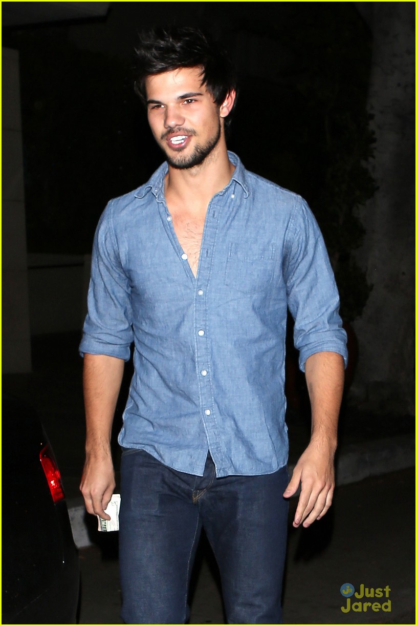 Taylor Lautner: Dinner Date with Marie Avgeropoulos!