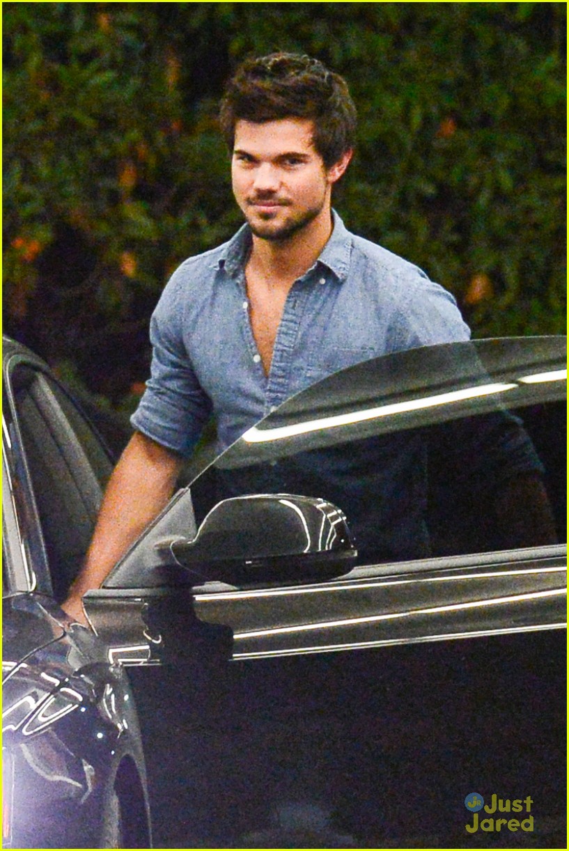 Taylor Lautner: Dinner Date with Marie Avgeropoulos!