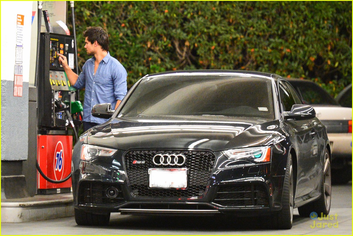 Taylor Lautner: Dinner Date with Marie Avgeropoulos!