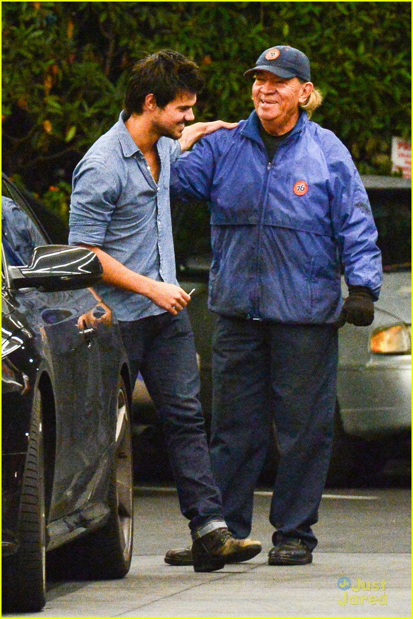 Taylor Lautner: Dinner Date with Marie Avgeropoulos!
