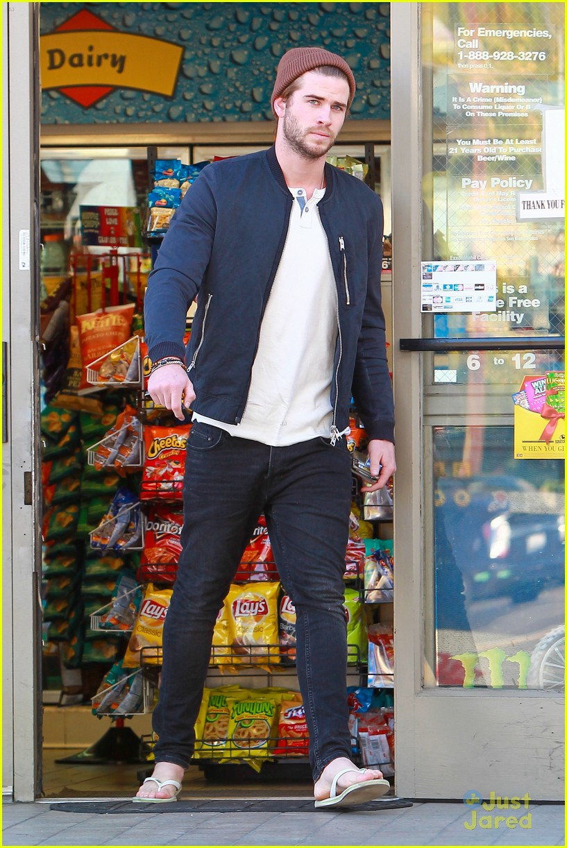 Liam Hemsworth: Convenient Store Stop
